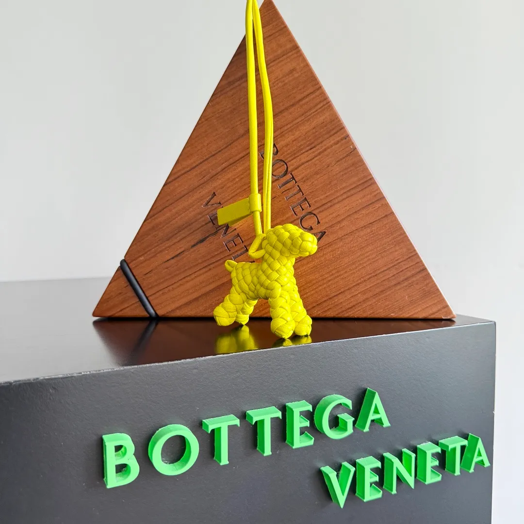 Batch 540 BOTTEGA VENETA2025 new puppy🐕 style pendant Braided puppy is online😎 Leather braided puppy style pendant can be hung on any handbag, and it is as cute, delicate and colorful as it matches with a bag. Cute and cute, it will touch your heart at any time. It can be hung on bags or keychains. Who can resist such a cute puppy? Style number: 807068